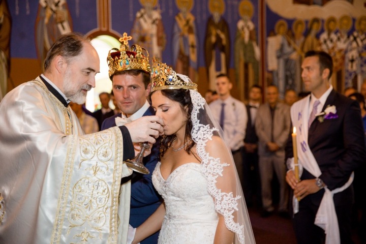 Novomanželé se napijí třikrát po sobě