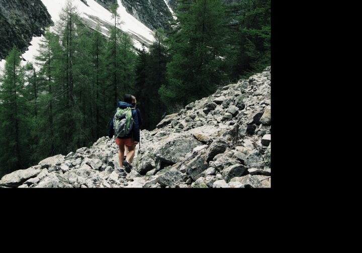 Na obrázku je muž uprostřed hor