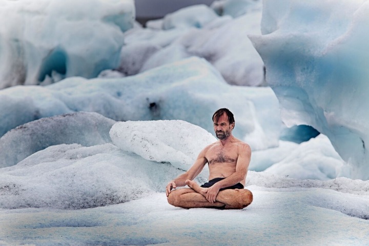 Wim Hof při otužování. Wim Hof při otužování.