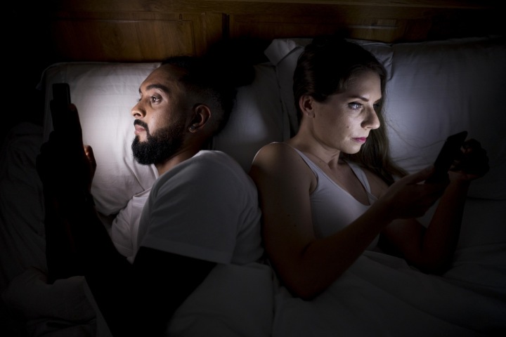 Usínání s mobilním telefonem ovlivňuje kvalitu spánku Usínání s mobilním telefonem ovlivňuje kvalitu spánku