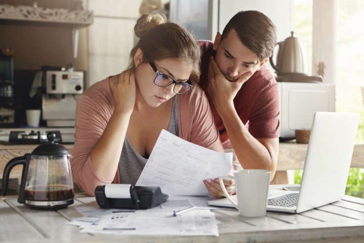 Náklady na energie rostou, k řešení je třeba přistoupit s rozmyslem. Pár počítá náklady na bydlení. Náklady na energie rostou, k řešení je třeba přistoupit s rozmyslem. Pár počítá náklady na bydlení.