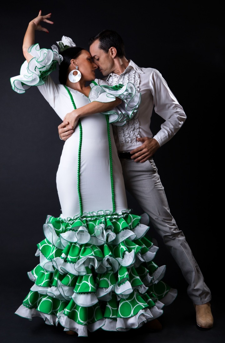 Na obrázku je romský taneční pár
