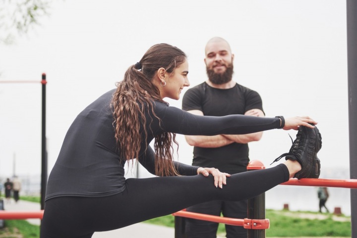 Žena se protahuje u hrazdy