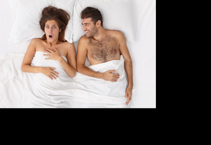 Na obrázku je muž a žena ležící v posteli