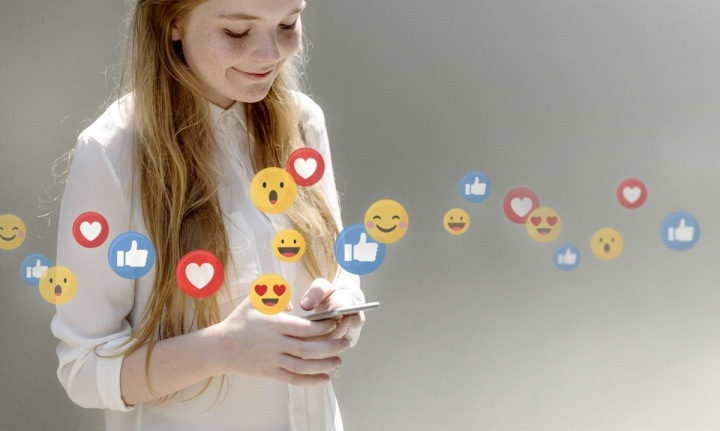 Mladá dívka chatující na mobilním telefonu Mladá dívka chatující na mobilním telefonu