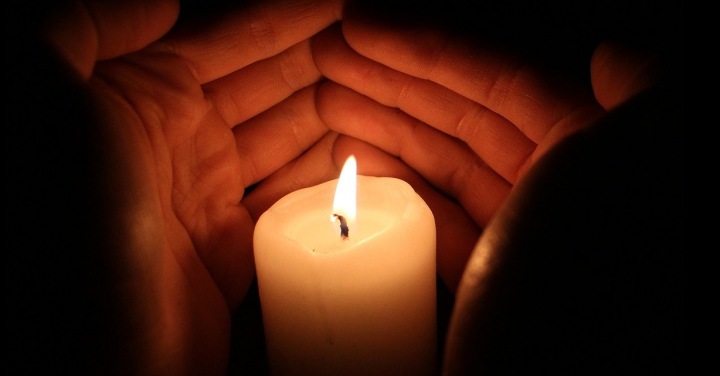 Zapálení svíčky za oběti 
