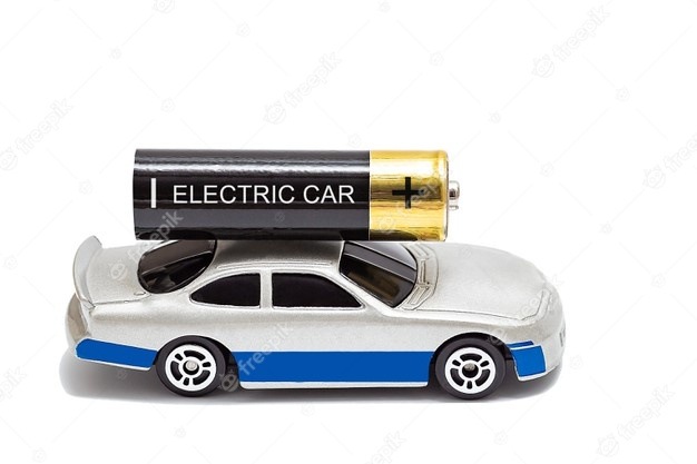 Hračka autíčka s baterií na střeše.