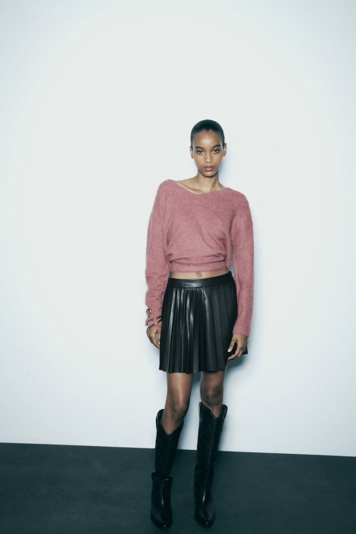 Modelka v kožené sukni.