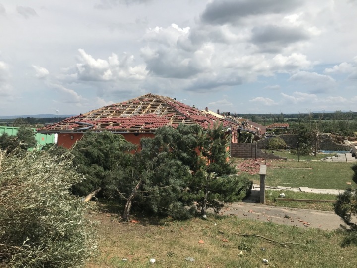 Dům bez střechy na jižní Moravě.