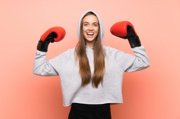 Usmívající se žena při boxu Usmívající se žena při boxu