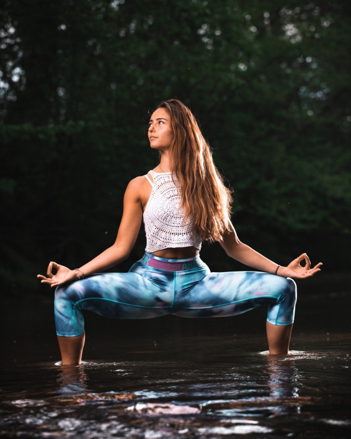 Žena cvičící jógu.