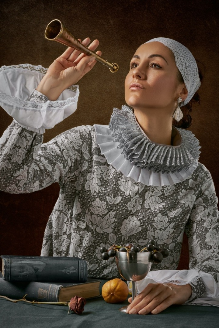 Žena dívající se do budoucnosti. Žena dívající se do budoucnosti.