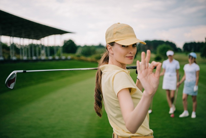 Žena hrající golf Žena hrající golf