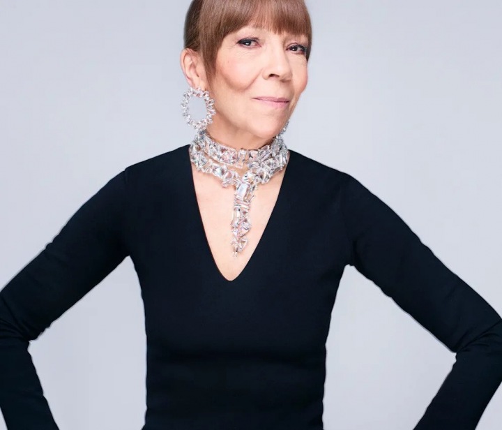 Žena má na sobě šperky Swarovski. Žena má na sobě šperky Swarovski.