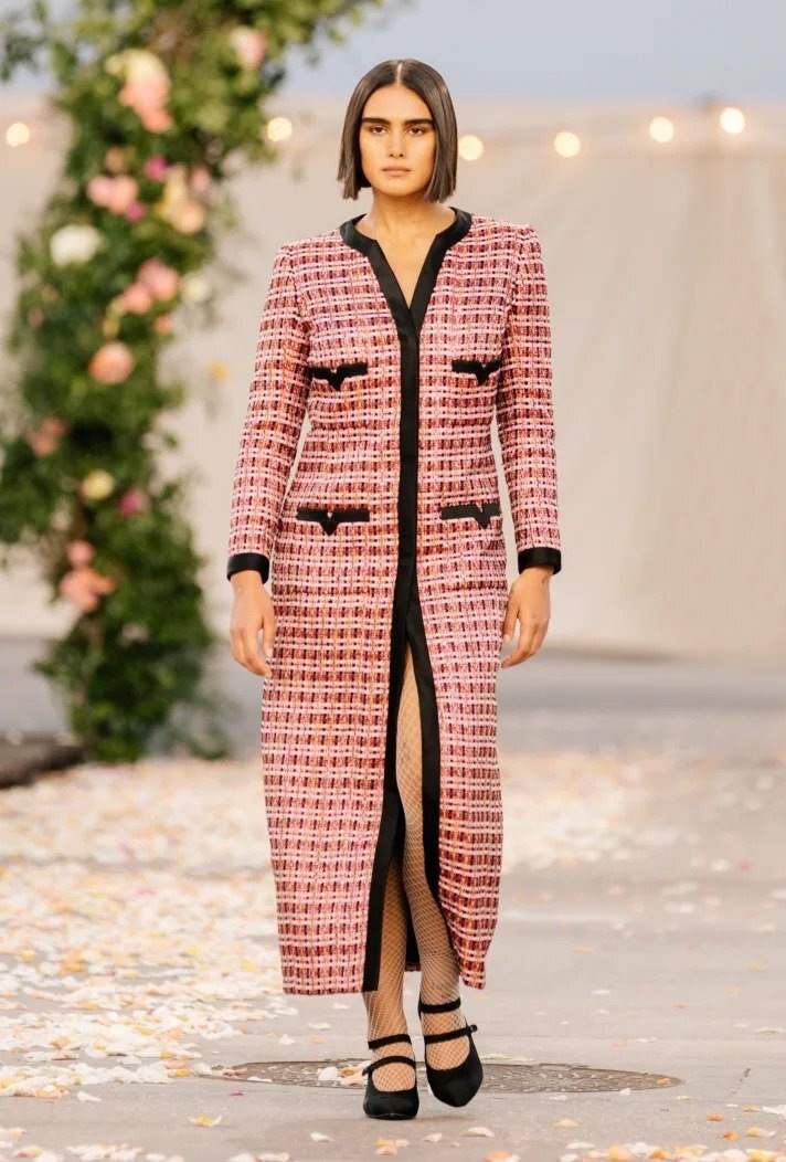 Žena na přehlídce Chanel haute couture Spring 2021 Žena na přehlídce Chanel haute couture Spring 2021