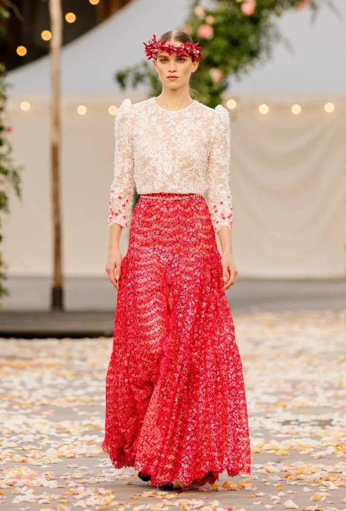 Žena na přehlídce Chanel haute couture Spring 2021 Žena na přehlídce Chanel haute couture Spring 2021
