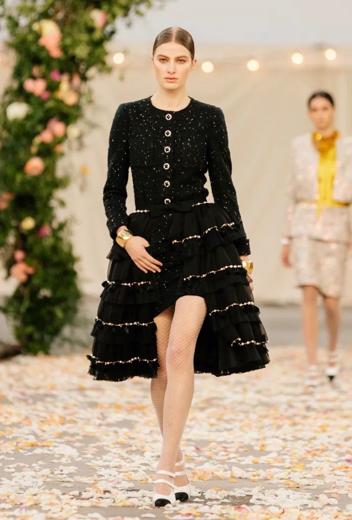 Žena na přehlídce Chanel haute couture Spring 2021