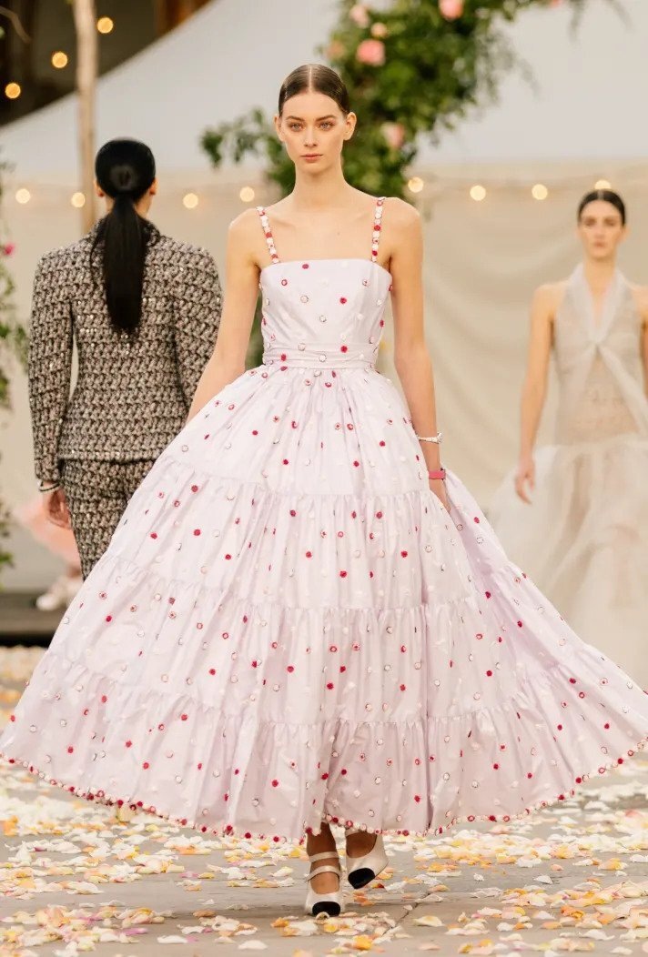 Žena na přehlídce Chanel haute couture Spring 2021 Žena na přehlídce Chanel haute couture Spring 2021