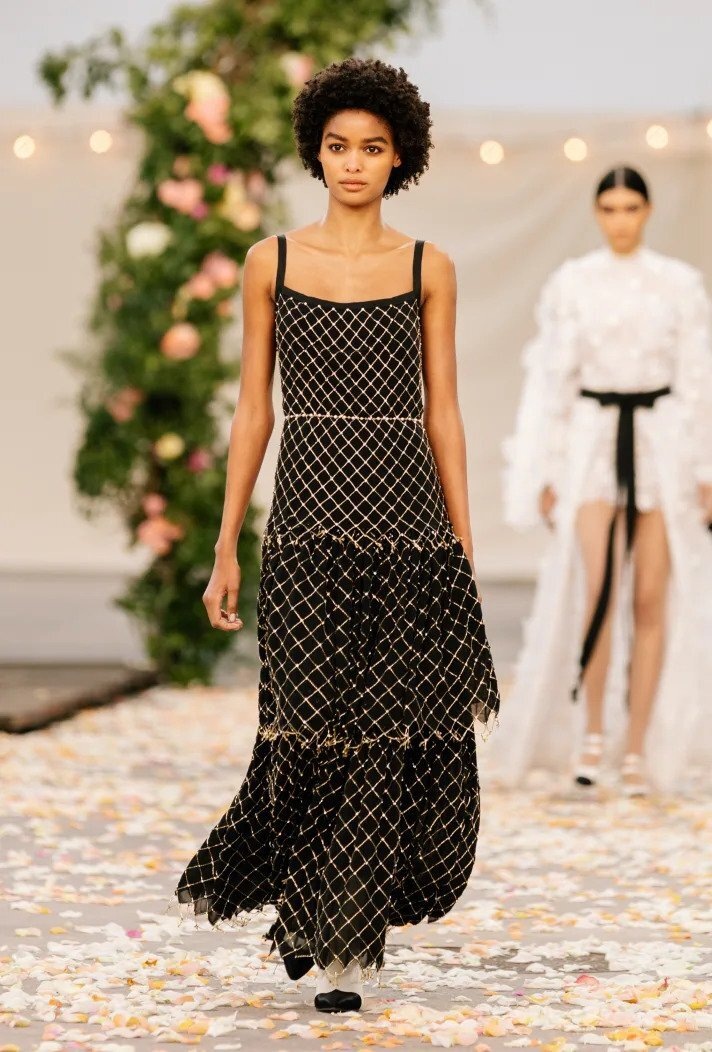 Žena na přehlídce Chanel haute couture Spring 2021 Žena na přehlídce Chanel haute couture Spring 2021