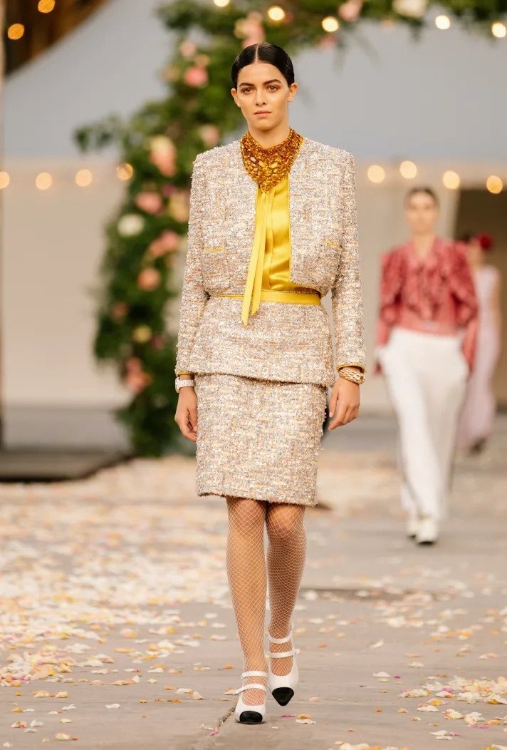 Žena na přehlídce Chanel haute couture Spring 2021 Žena na přehlídce Chanel haute couture Spring 2021