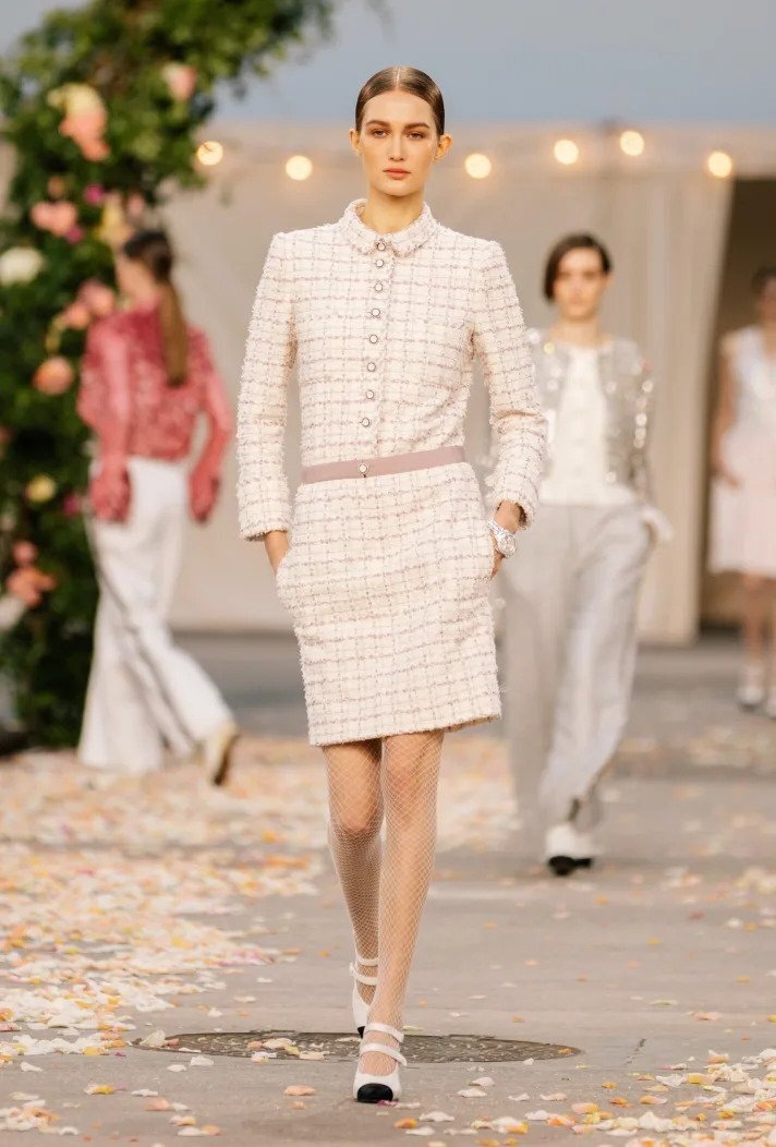 Žena na přehlídce Chanel haute couture Spring 2021 Žena na přehlídce Chanel haute couture Spring 2021