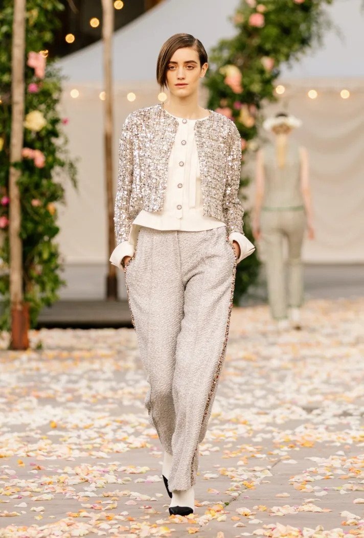 Žena na přehlídce Chanel haute couture Spring 2021 Žena na přehlídce Chanel haute couture Spring 2021
