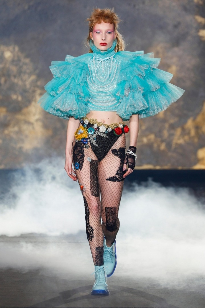 Žena na přehlídce Viktor & Rolf couture SS2021.