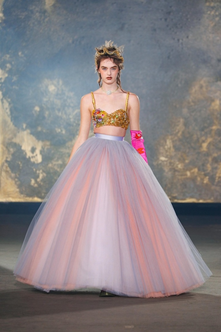 Žena na přehlídce Viktor & Rolf couture SS2021. Žena na přehlídce Viktor & Rolf couture SS2021.