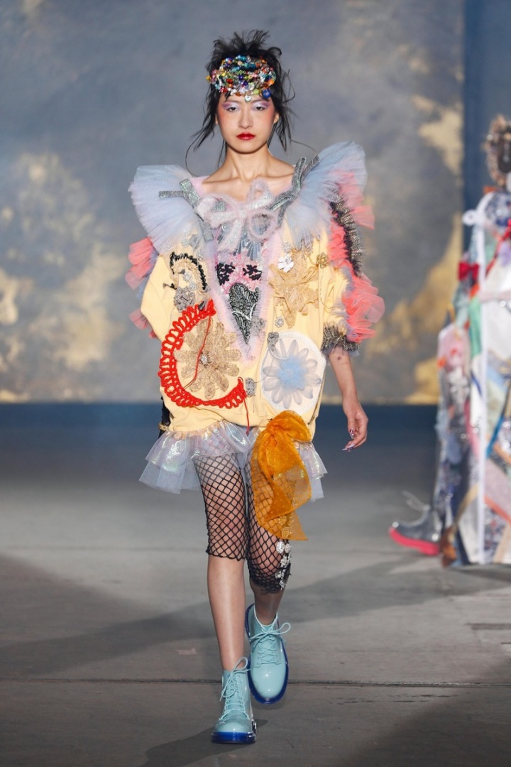 Žena na přehlídce Viktor & Rolf couture SS2021. Žena na přehlídce Viktor & Rolf couture SS2021.