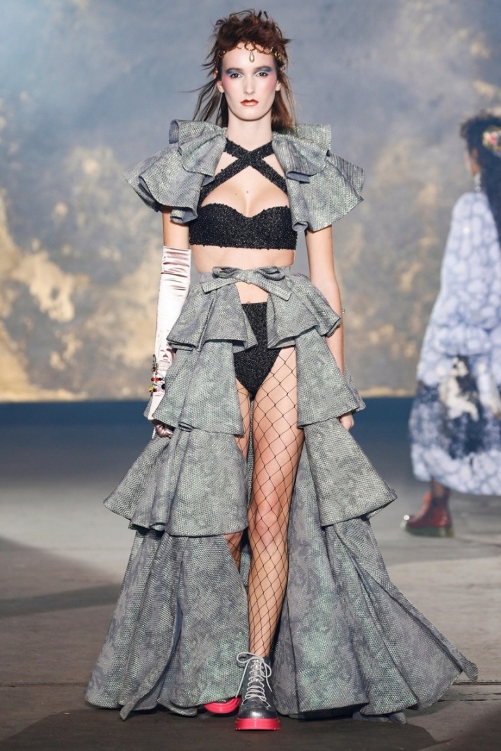 Žena na přehlídce Viktor & Rolf couture SS2021. Žena na přehlídce Viktor & Rolf couture SS2021.