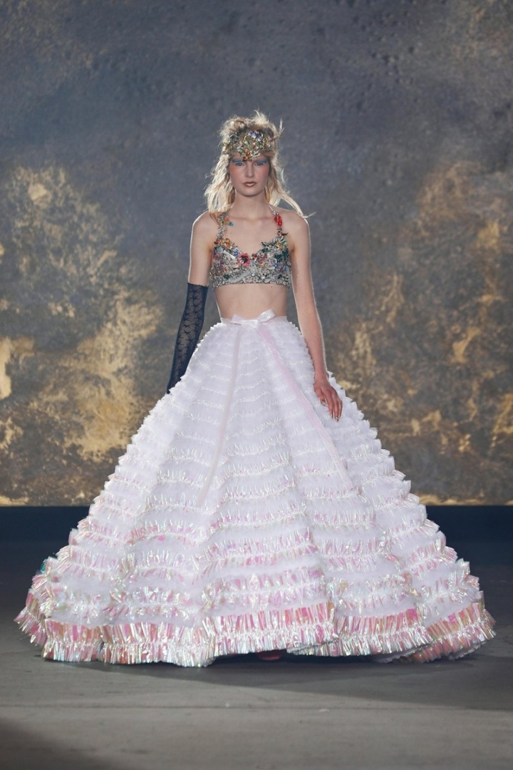 Žena na přehlídce Viktor & Rolf couture SS2021. Žena na přehlídce Viktor & Rolf couture SS2021.