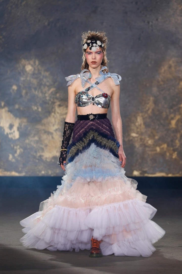 Žena na přehlídce Viktor & Rolf couture SS2021. Žena na přehlídce Viktor & Rolf couture SS2021.
