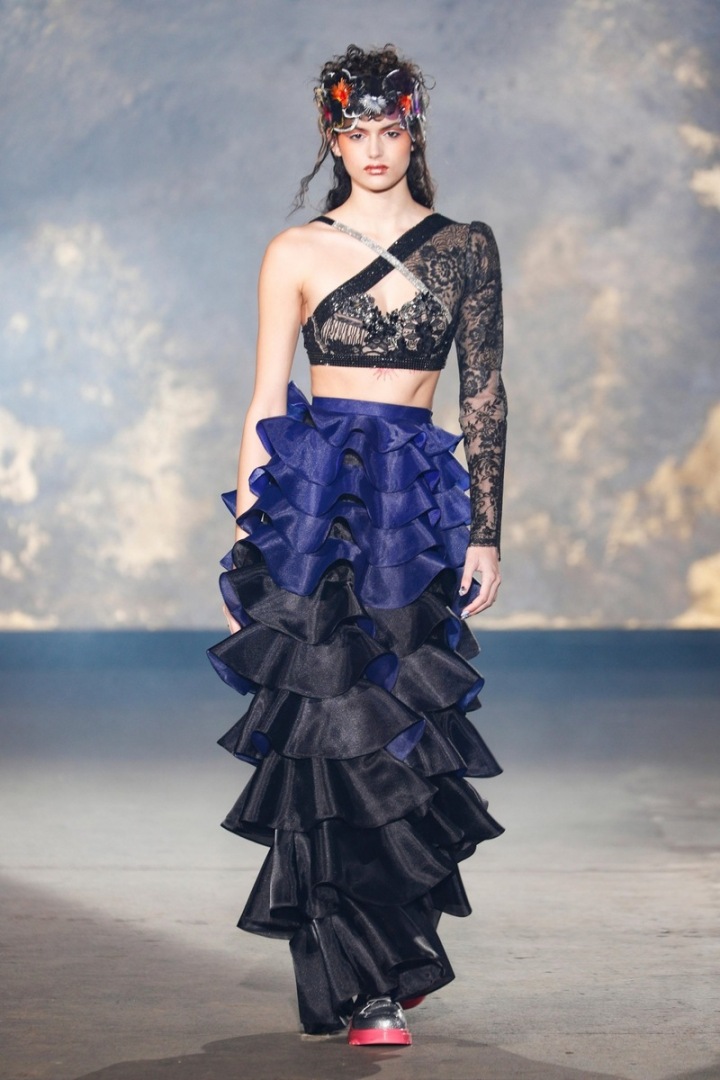 Žena na přehlídce Viktor & Rolf couture SS2021. Žena na přehlídce Viktor & Rolf couture SS2021.
