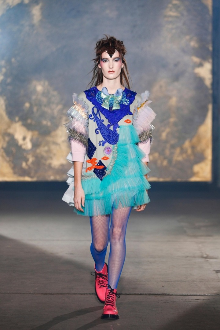Žena na přehlídce Viktor & Rolf couture SS2021. Žena na přehlídce Viktor & Rolf couture SS2021.