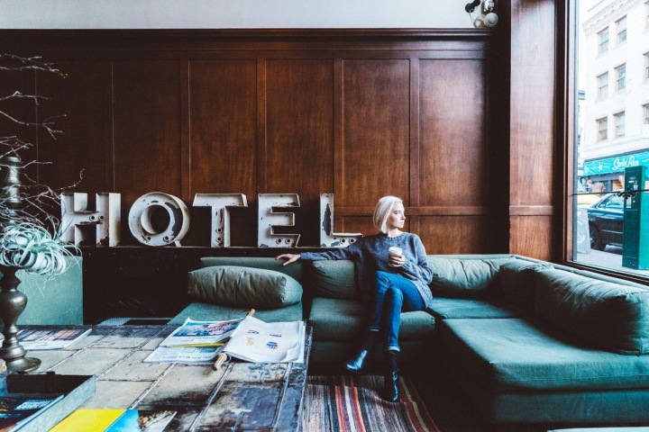 Žena pije kávu v hotelu. Žena pije kávu v hotelu.