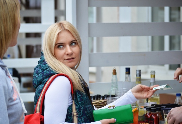 Žena platí u pokladny. Žena platí u pokladny.