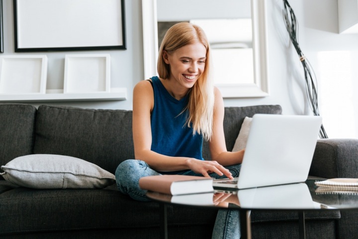 Žena pracuje na laptopu. Žena pracuje na laptopu.