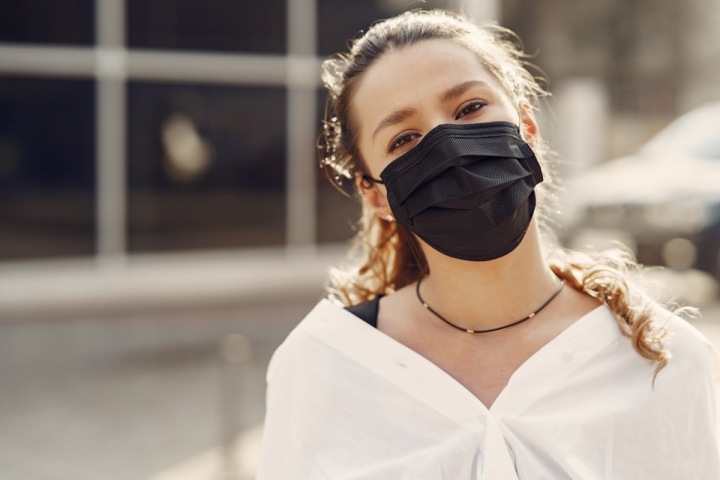 Žena s chirurgickou rouškou Žena s chirurgickou rouškou