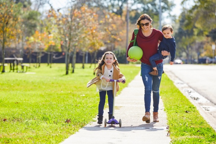 Žena s dětmi v parku.