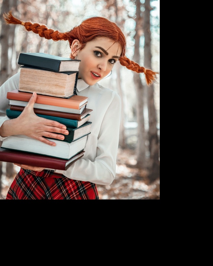 Žena se zrzavými vlasy a s knihami v rukách Žena se zrzavými vlasy a s knihami v rukách