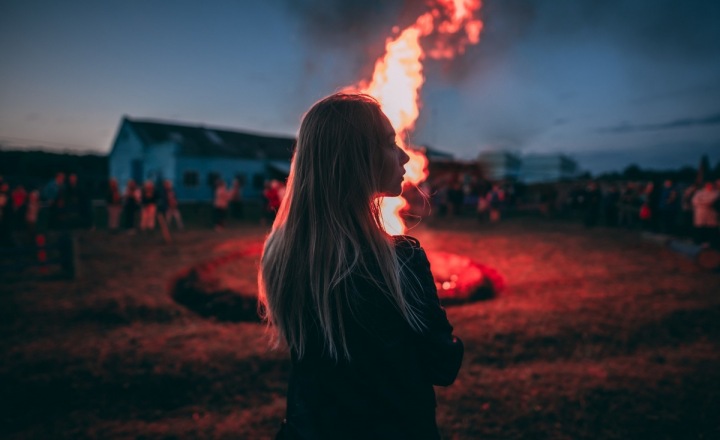 Žena u velkého ohniště Žena u velkého ohniště