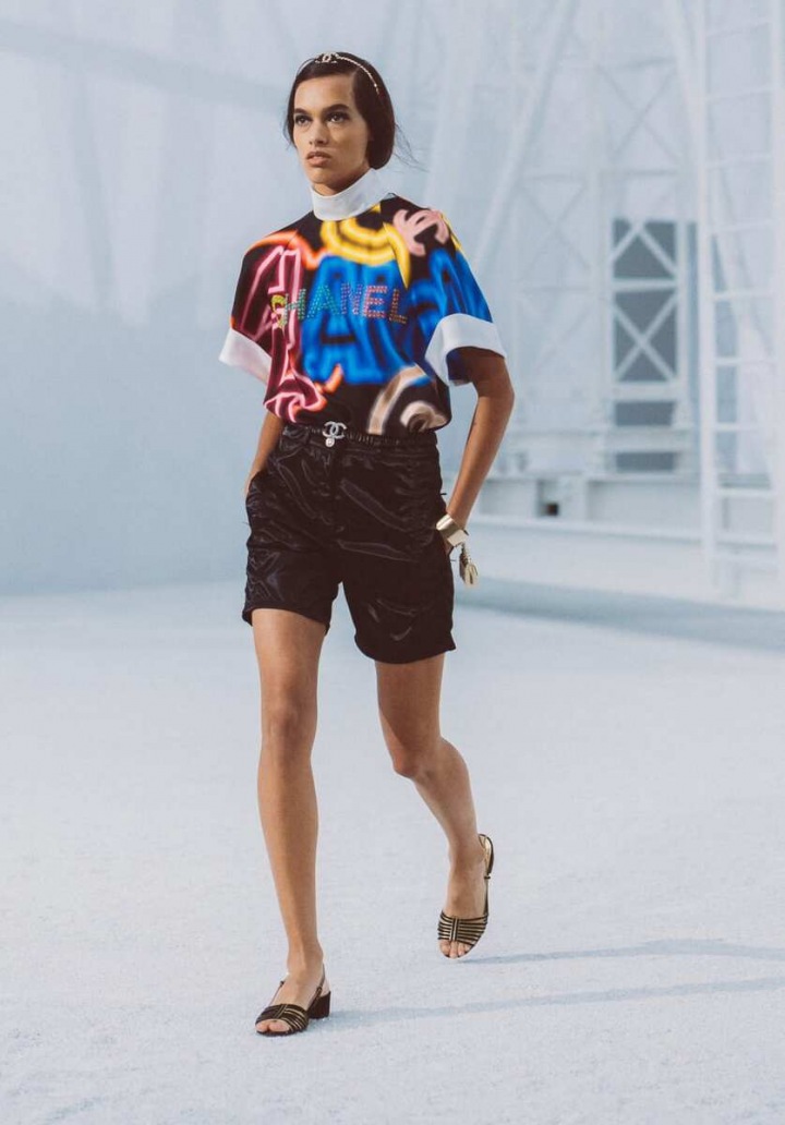 Žena v barevném modelu Chanel SS2021 Žena v barevném modelu Chanel SS2021