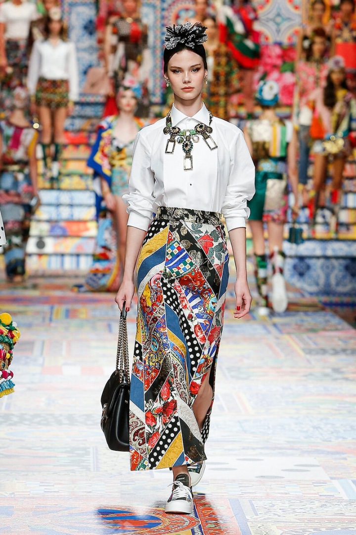 Žena v barevném modelu Dolce Gabbana SS2021 Žena v barevném modelu Dolce Gabbana SS2021