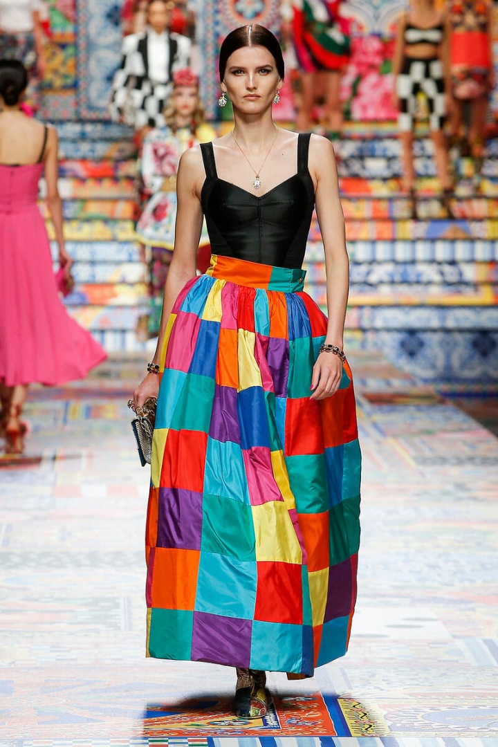 Žena v barevném modelu Dolce Gabbana SS2021 Žena v barevném modelu Dolce Gabbana SS2021