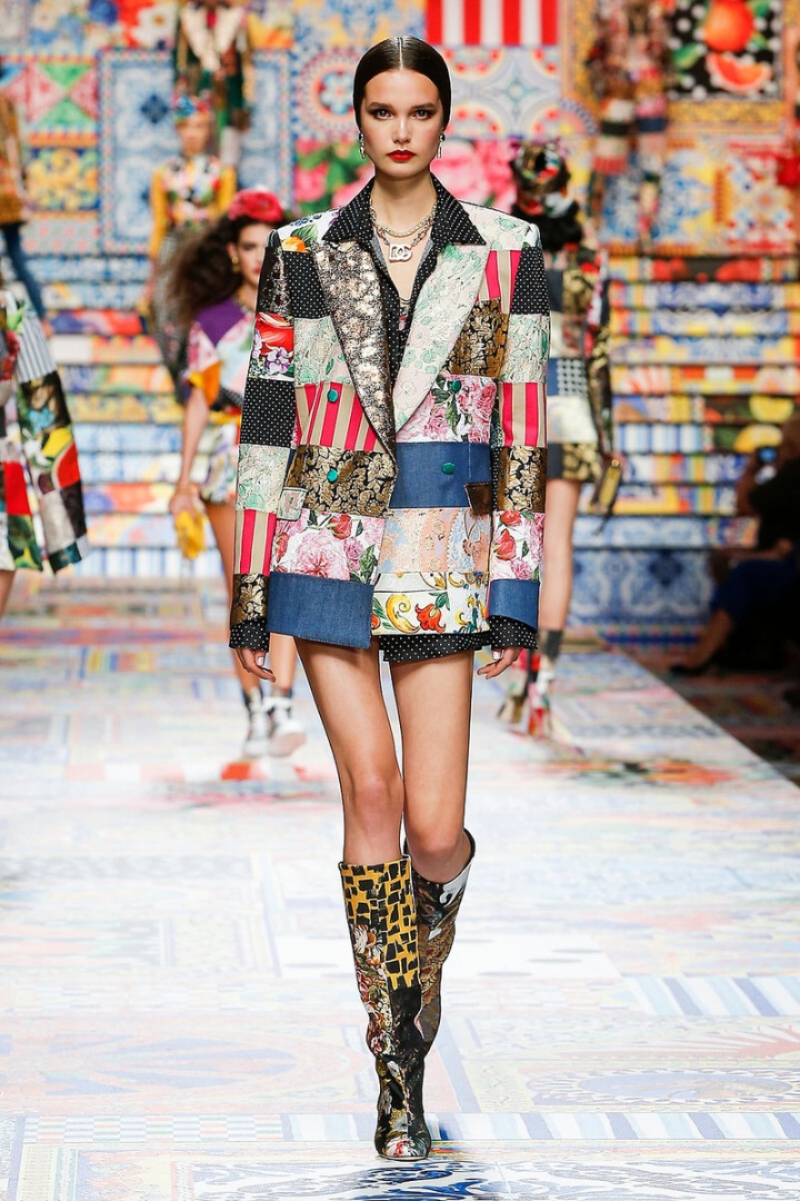 Žena v barevném modelu Dolce Gabbana SS2021 Žena v barevném modelu Dolce Gabbana SS2021