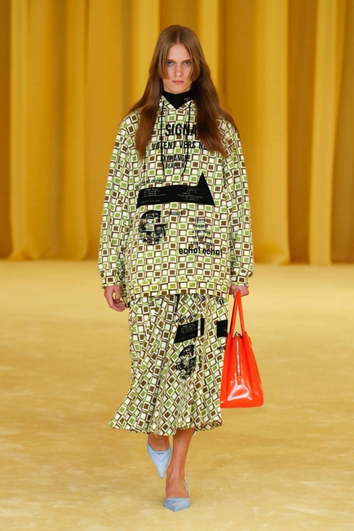 Žena v barevném modelu Prada SS2021 Žena v barevném modelu Prada SS2021