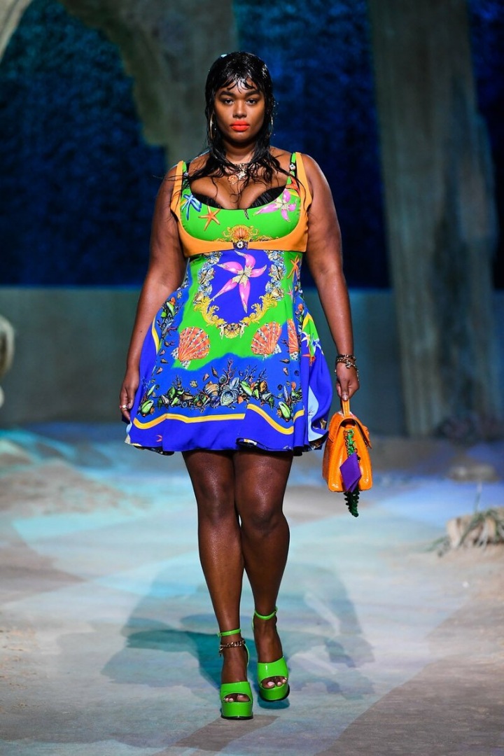 Žena v barevných mini šatech Versace SS2021 Žena v barevných mini šatech Versace SS2021
