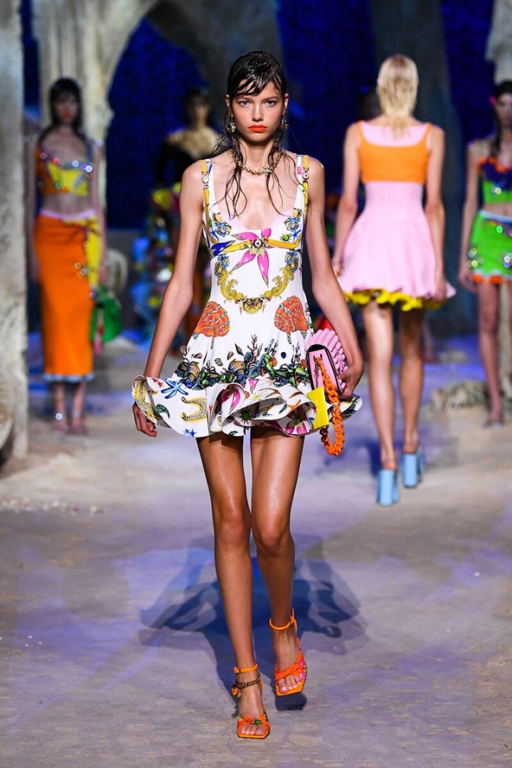 Žena v barevných mini šatech Versace SS2021 Žena v barevných mini šatech Versace SS2021
