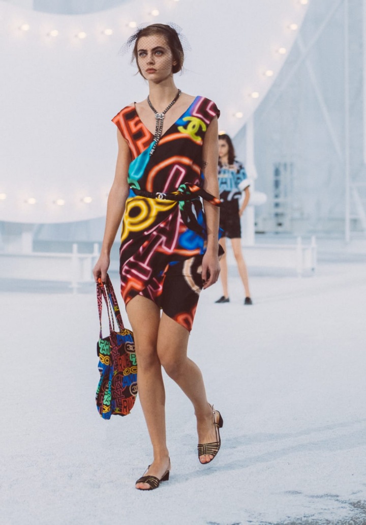 Žena v barevných šatech Chanel SS2021