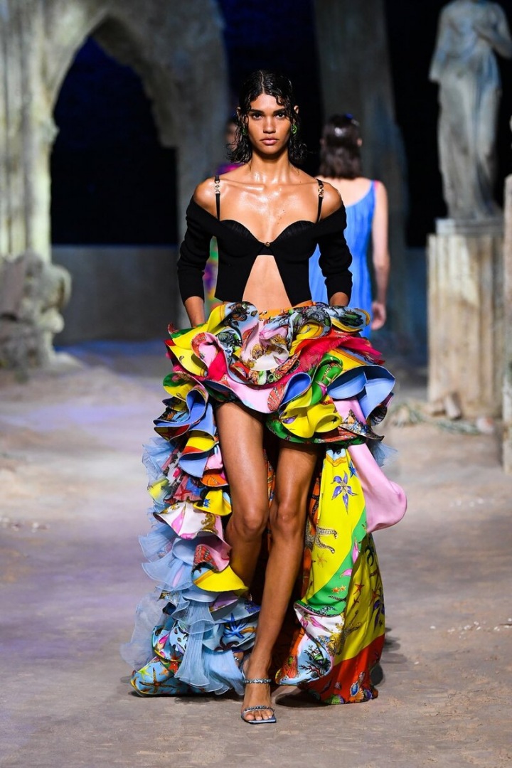 Žena v barevných šatech Versace SS2021 Žena v barevných šatech Versace SS2021